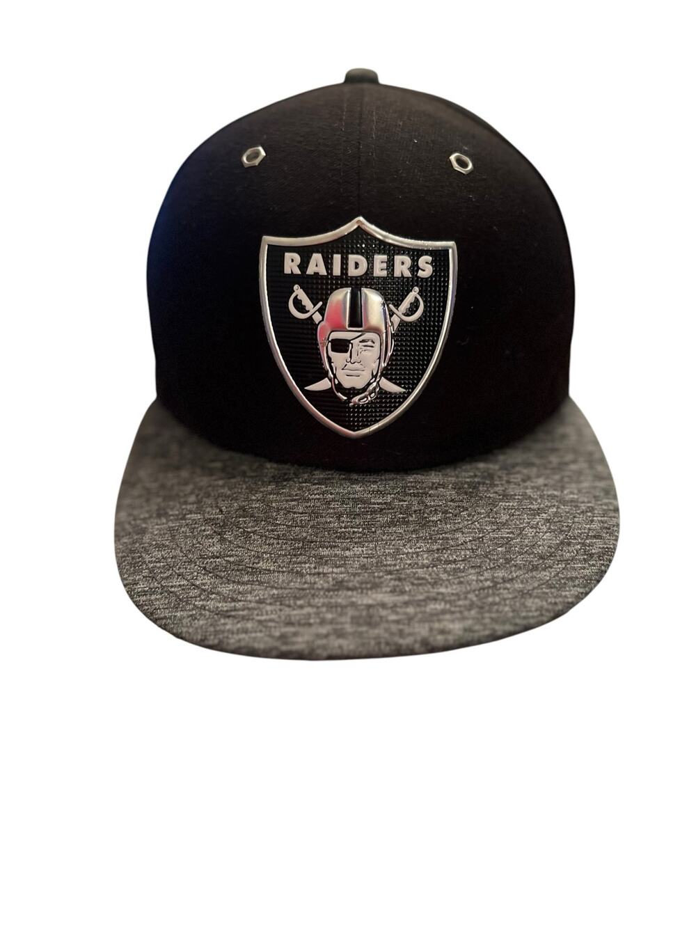 New Era NFL Raiders Adult 7 3/8 Black SLVR Flat Brim Baseball Cap Metallic Logo